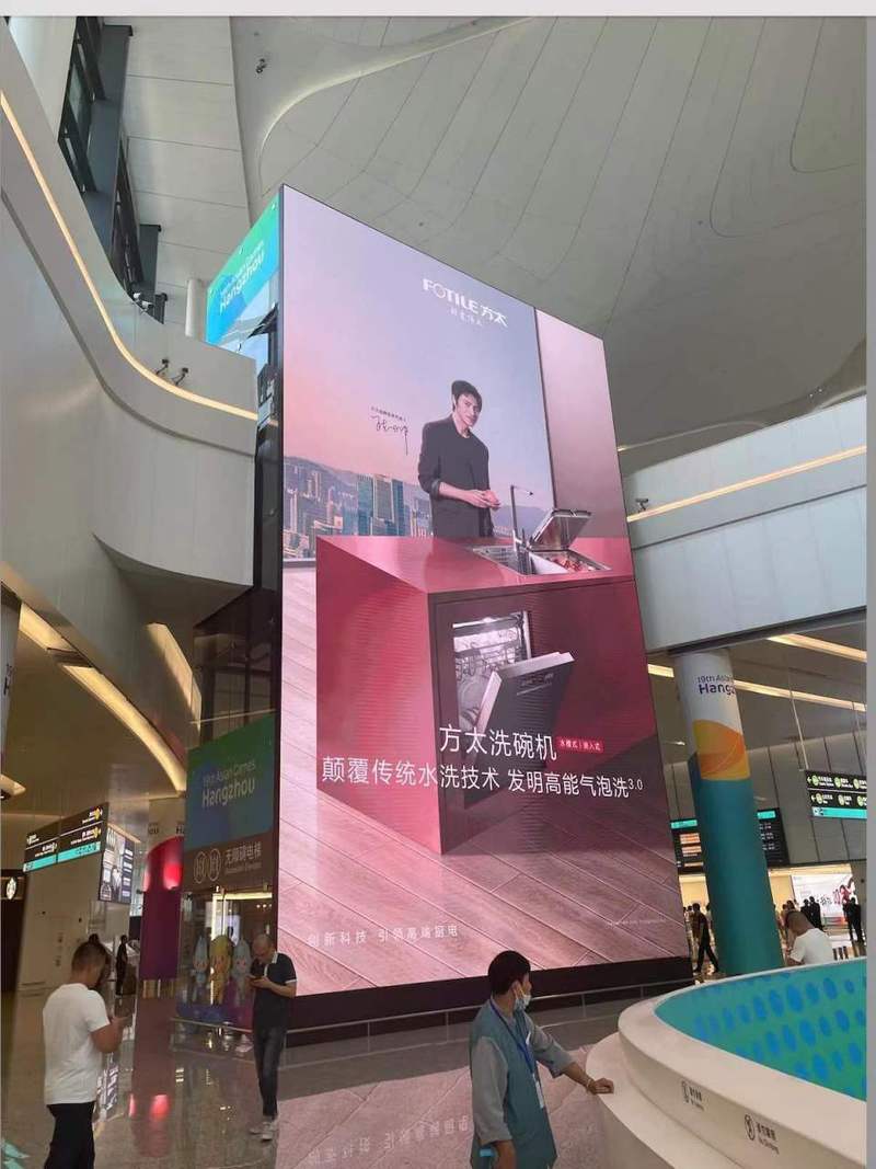 陈坤携手方太 杭州萧山机场T4跨层大屏广告首秀，品质与匠心的空中对话